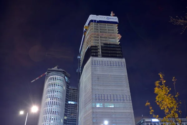 Varsóvia Polónia Novembro 2019 Construção Edifício Escritórios Skyliner Noite — Fotografia de Stock