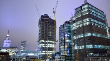 Varşova, Polonya. 8 Kasım 2019. Geceleri Varso Place ofis binası inşaatı.