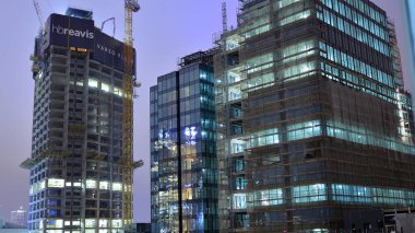 Varşova, Polonya. 8 Kasım 2019. Geceleri Varso Place ofis binası inşaatı.
