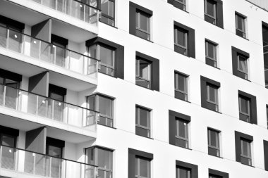 Çağdaş apartman. Genel konut mimarisi. Siyah ve beyaz.