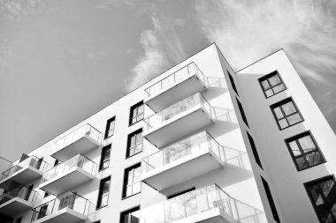 Çağdaş apartman. Genel konut mimarisi. Siyah ve beyaz.