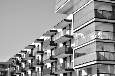 Çağdaş apartman. Genel konut mimarisi. Siyah ve beyaz.