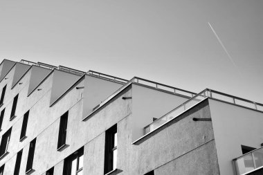 Çağdaş apartman. Genel konut mimarisi. Siyah ve beyaz.