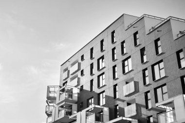 Çağdaş apartman. Genel konut mimarisi. Siyah ve beyaz.