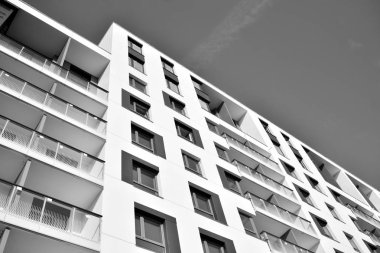 Çağdaş apartman. Genel konut mimarisi. Siyah ve beyaz.