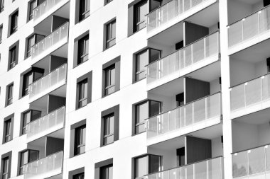 Çağdaş apartman. Genel konut mimarisi. Siyah ve beyaz.