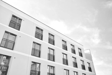 Çağdaş apartman. Genel konut mimarisi. Siyah ve beyaz.