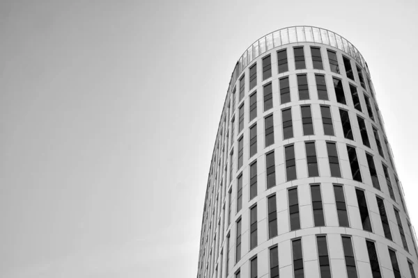 空の下でトーンガラスや鋼構造で作られたカーテンウォール 建物の断片だ黒と白 — ストック写真