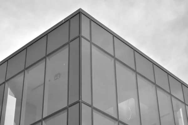 Parede Cortina Feita Vidro Tonificado Construções Aço Sob Céu Fragmento — Fotografia de Stock