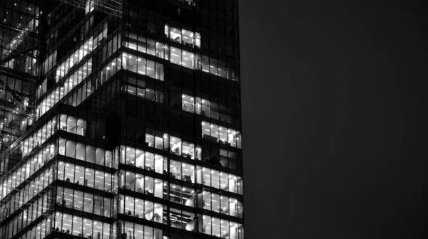 Mönster Kontorsbyggnader Fönster Upplysta Natten Belysning Med Glasarkitektur Fasaddesign Med — Stockfoto