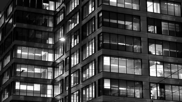 Образец Окон Офисных Зданий Освещенных Ночью Освещение Стеклянным Архитектурным Фасадом — стоковое фото