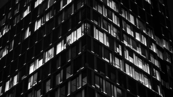 Wzór Okien Budynków Biurowych Oświetlony Nocy Oświetlenie Przeszkloną Architekturą Fasady — Zdjęcie stockowe