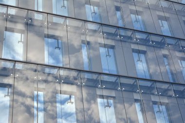 gökyüzü yansıyan bir modern Cam cephe bina