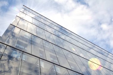 gökyüzü yansıyan bir modern Cam cephe bina