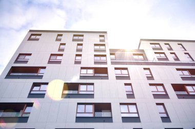 Güneş ışığıyla yeni apartman