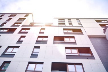 Güneş ışığıyla yeni apartman