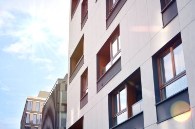 Güneş ışığıyla yeni apartman