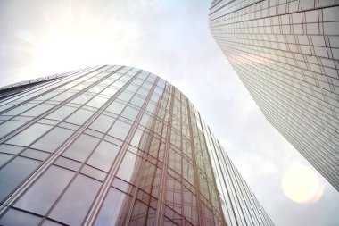 Bir gökdelenin güneş ışığı ile Özet görünümü