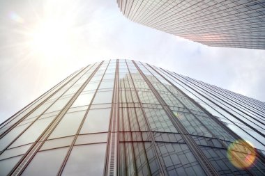 Bir gökdelenin güneş ışığı ile Özet görünümü