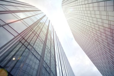 Bir gökdelenin güneş ışığı ile Özet görünümü