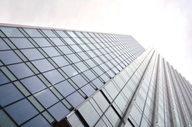 Bir gökdelenin güneş ışığı ile Özet görünümü