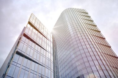 Bir gökdelenin güneş ışığı ile Özet görünümü