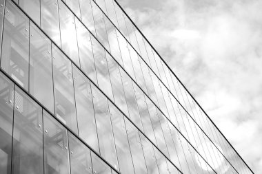 Güneş ışığı olan bir gökdelenin soyut görüntüsü. Siyah ve beyaz.