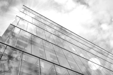 Güneş ışığı olan bir gökdelenin soyut görüntüsü. Siyah ve beyaz.