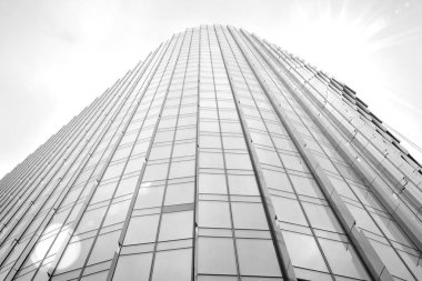 Güneş ışığı olan bir gökdelenin soyut görüntüsü. Siyah ve beyaz.