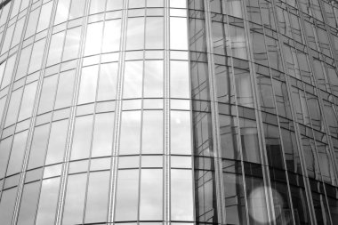 Güneş ışığı olan bir gökdelenin soyut görüntüsü. Siyah ve beyaz.