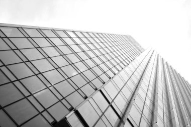 Güneş ışığı olan bir gökdelenin soyut görüntüsü. Siyah ve beyaz.