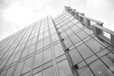 Güneş ışığı olan bir gökdelenin soyut görüntüsü. Siyah ve beyaz.