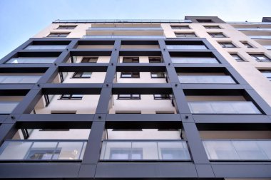 Modern apartman dairesinin dış kısmının ayrıntıları. Yeni lüks ev ve ev kompleksi..