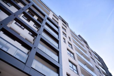 Modern apartman dairesinin dış kısmının ayrıntıları. Yeni lüks ev ve ev kompleksi..