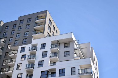 Modern apartman dairesinin dış kısmının ayrıntıları. Yeni lüks ev ve ev kompleksi..