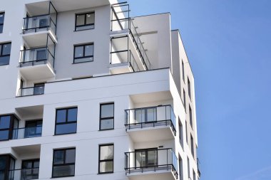 Modern apartman dairesinin dış kısmının ayrıntıları. Yeni lüks ev ve ev kompleksi..