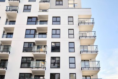 Modern apartman dairesinin dış kısmının ayrıntıları. Yeni lüks ev ve ev kompleksi..