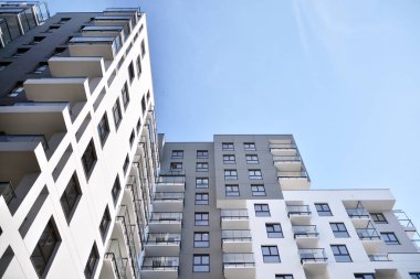 Modern apartman dairesinin dış kısmının ayrıntıları. Yeni lüks ev ve ev kompleksi..