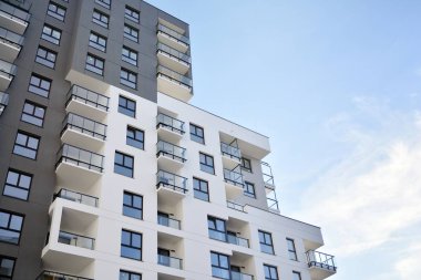 Modern apartman dairesinin dış kısmının ayrıntıları. Yeni lüks ev ve ev kompleksi..