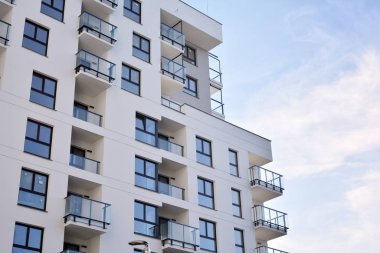 Modern apartman dairesinin dış kısmının ayrıntıları. Yeni lüks ev ve ev kompleksi..