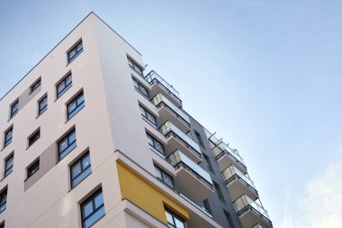 Modern apartman dairesinin dış kısmının ayrıntıları. Yeni lüks ev ve ev kompleksi..