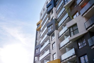 Modern apartman dairesinin dış kısmının ayrıntıları. Yeni lüks ev ve ev kompleksi..