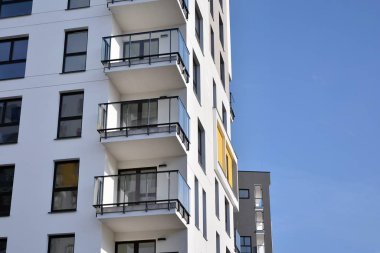 Modern apartman dairesinin dış kısmının ayrıntıları. Yeni lüks ev ve ev kompleksi..