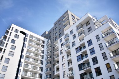 Modern apartman dairesinin dış kısmının ayrıntıları. Yeni lüks ev ve ev kompleksi..