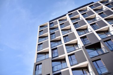 Modern apartman dairesinin dış kısmının ayrıntıları. Yeni lüks ev ve ev kompleksi..
