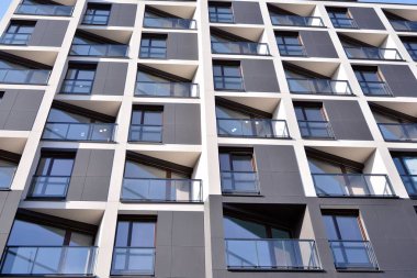 Modern apartman dairesinin dış kısmının ayrıntıları. Yeni lüks ev ve ev kompleksi..