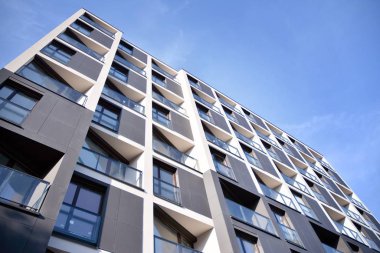 Modern apartman dairesinin dış kısmının ayrıntıları. Yeni lüks ev ve ev kompleksi..