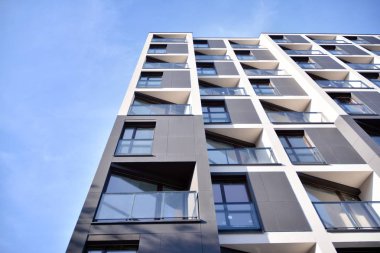 Modern apartman dairesinin dış kısmının ayrıntıları. Yeni lüks ev ve ev kompleksi..