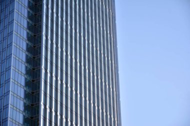 Çelik ve cam mavi gökyüzü ile modern ofis binası duvar yapılmış