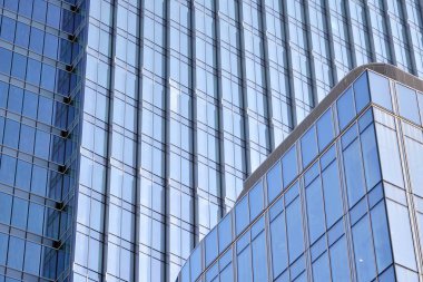 Çelik ve cam mavi gökyüzü ile modern ofis binası duvar yapılmış